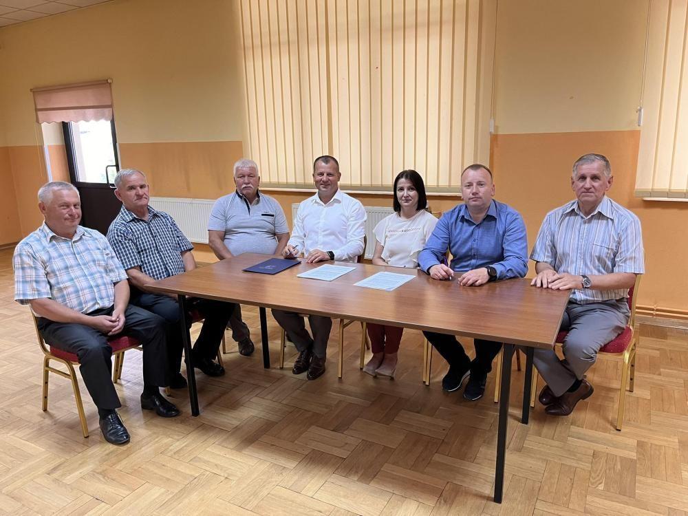 Plany dotyczące utworzenie klubu seniora w Gniewczynie Łańcuckiej  przypieczętowała podpisana 11 lipca umowa.fot.UG Tryńcza