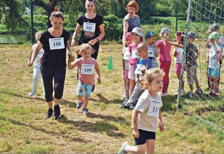 Na starcie stanęło 101 przedszkolaków ze wszystkich grup, 16 wychowawców i rodzice. Łącznie 120 osób.<br/>fot.Mariusz Godos