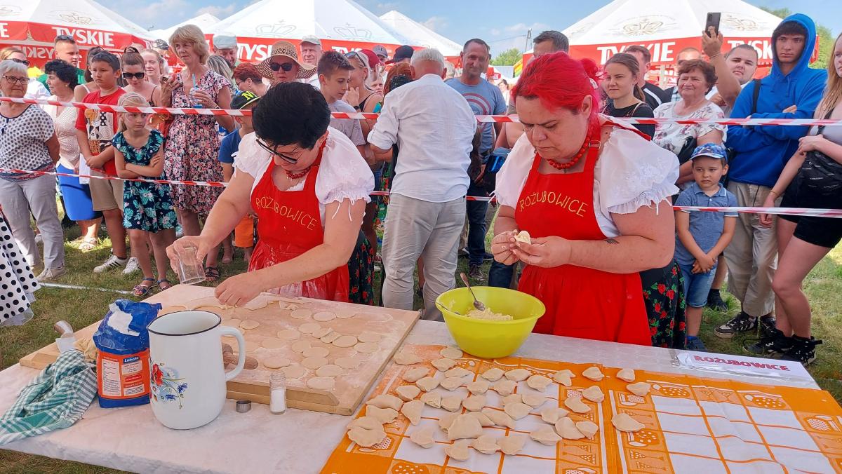 Najwięcej emocji wywołuje konkurs lepienia pierogów na czas.<br/>fot.Artur Wilgucki