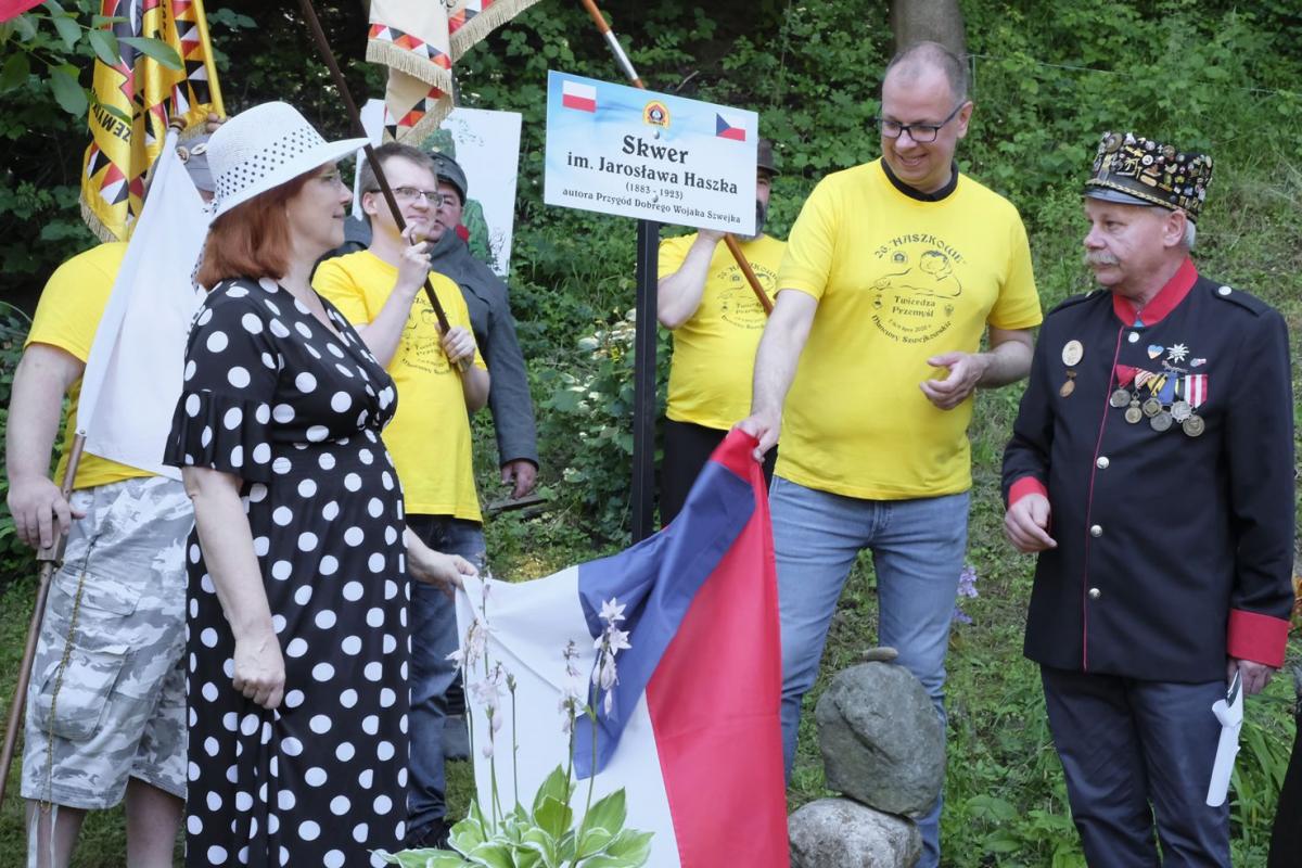 Barbara Freslova, wnuczka Jarosława Haszka i prezydent Przemyśla Wojciech Bakun odsłaniają tablicę z nazwą zaułka.<br/>fot.Jacek Szwic
