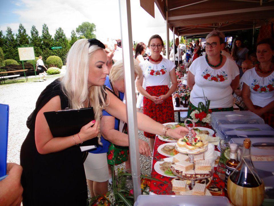 Organizatorzy kulinarnych zmagań powzięli sobie za cel upowszechnienie wiedzy o dziedzictwie kulinarnym Podkarpacia wśród mieszkańców. Dlatego regionalnych pyszności nie brakowało.<br/>fot.UG Radymno/Z. Wójcik