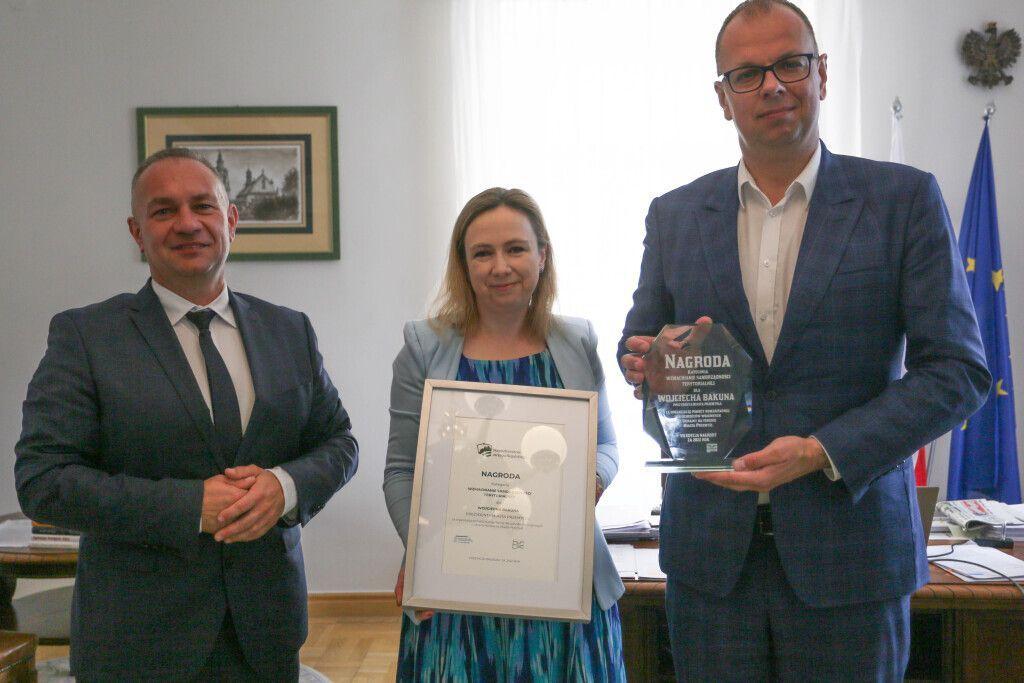Prezydent W. Bakun nagrodę odebrał 5 lipca, z rąk przedstawicieli Fundacji Rozwoju Demokracji Lokalnej Podkarpackiego Ośrodka Samorządu Terytorialnego – dyrektora ośrodków w Krakowie i Rzeszowie Wojciecha Odzimka i Magdaleny Kubik-Szczerby.


<br/>fot.UM Przemyśl  