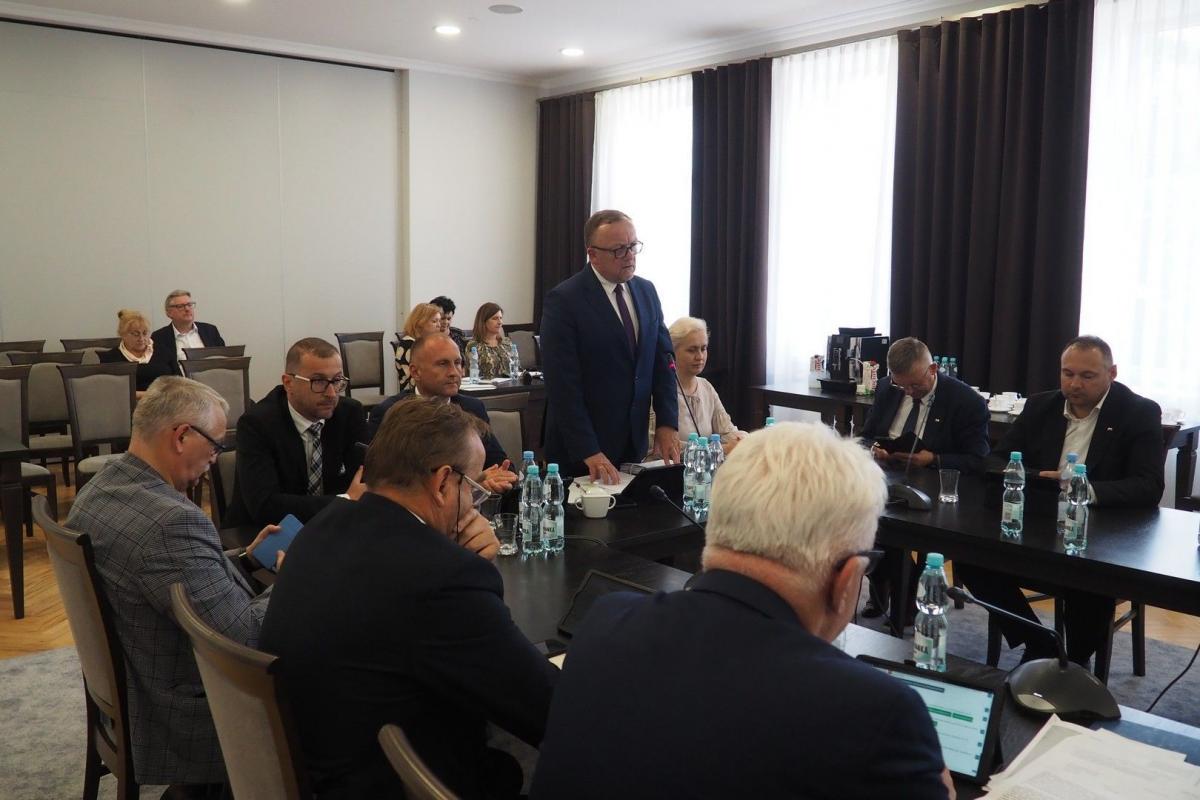 – Budżet był realizowany w trudnym okresie, zdominowanym sytuacją ekonomiczną związaną z wojną w Ukrainie, wzrostem cen usług. Mimo tego, udało nam się zrealizować wiele dużych inwestycji. Jeszcze raz bardzo dziękuję – tymi słowami starosta podsumował głosowanie radnych.<br/>fot.I. Rogus