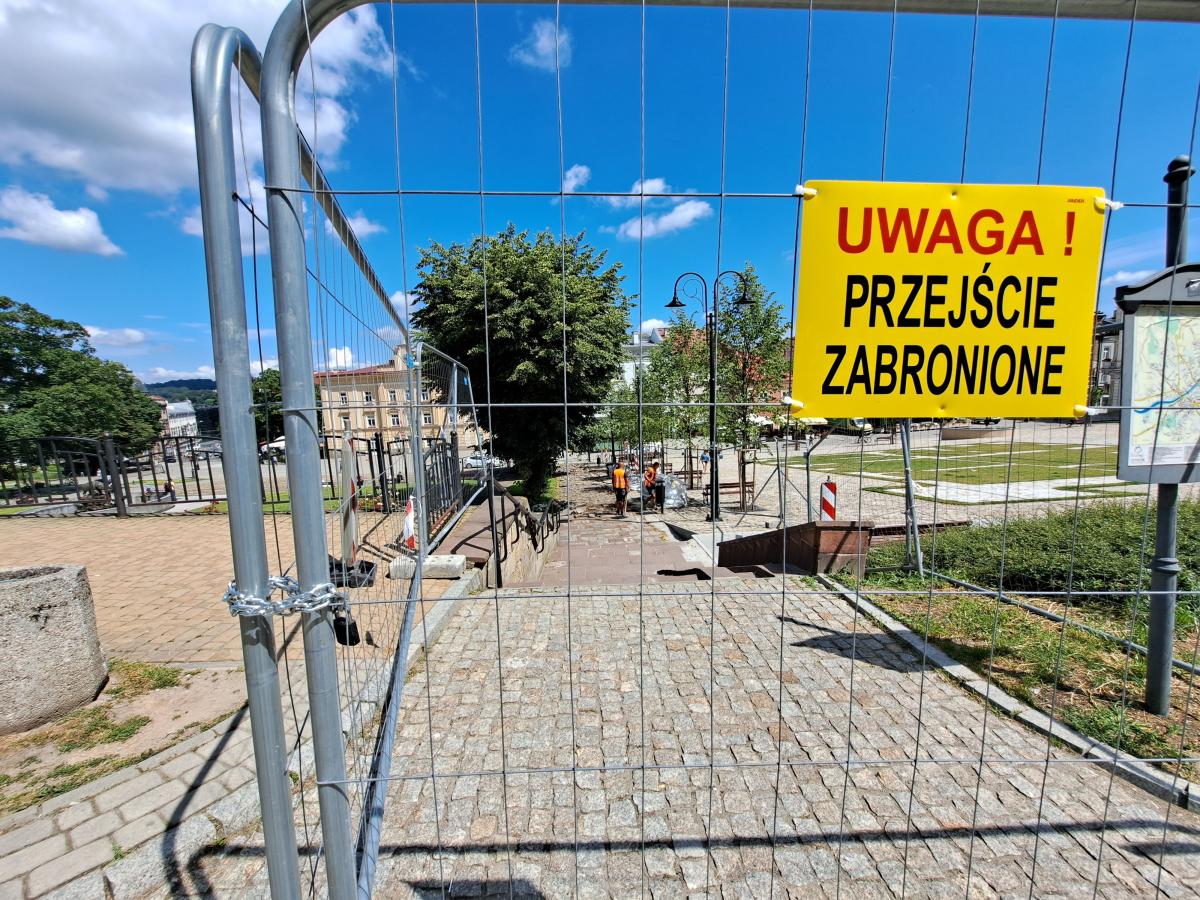 Przebudowa traktu wiodącego od Mostowej do Fredry, połączona z remontem schodków, ma być sfinalizowana w pierwszych dniach sierpnia.<br/>fot.U. Gielo