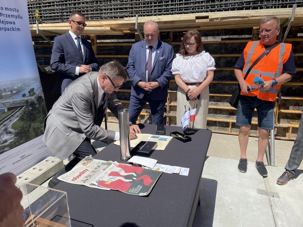 We wmurowanej dla przyszłych pokoleń kapsule czasu znalazły się m.in.: dwie codzienne gazety, fotografie dokumentujące spotkanie, a także list do przyszłych pokoleń przypominający historię mostu i rolę, jaką odegrał w czasie wojny.<br/>fot.D. Kuźmińska