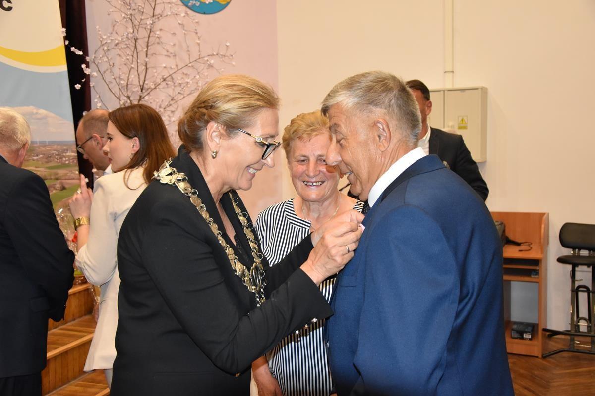 Moment wręczenia medali obfitował we wzruszenia.<br/>fot.UG Gać