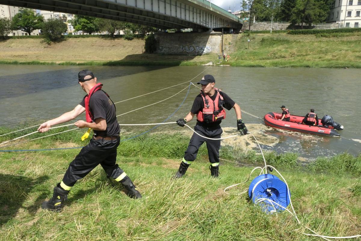 Strażacy przygotowują liny zabezpieczające prace nurka.<br/>fot.Jacek Szwic