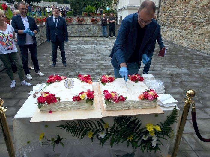 Świętowano podwójnie: 18. edycję święta zamku i 18 lat na stanowisku dyrektorki PCKiN Zamek – Renaty Nowakowskiej, którą pracownicy uhonorowali kwiatami. Nie zabrakło jubileuszowego tortu.fot.Tomasz Beliński