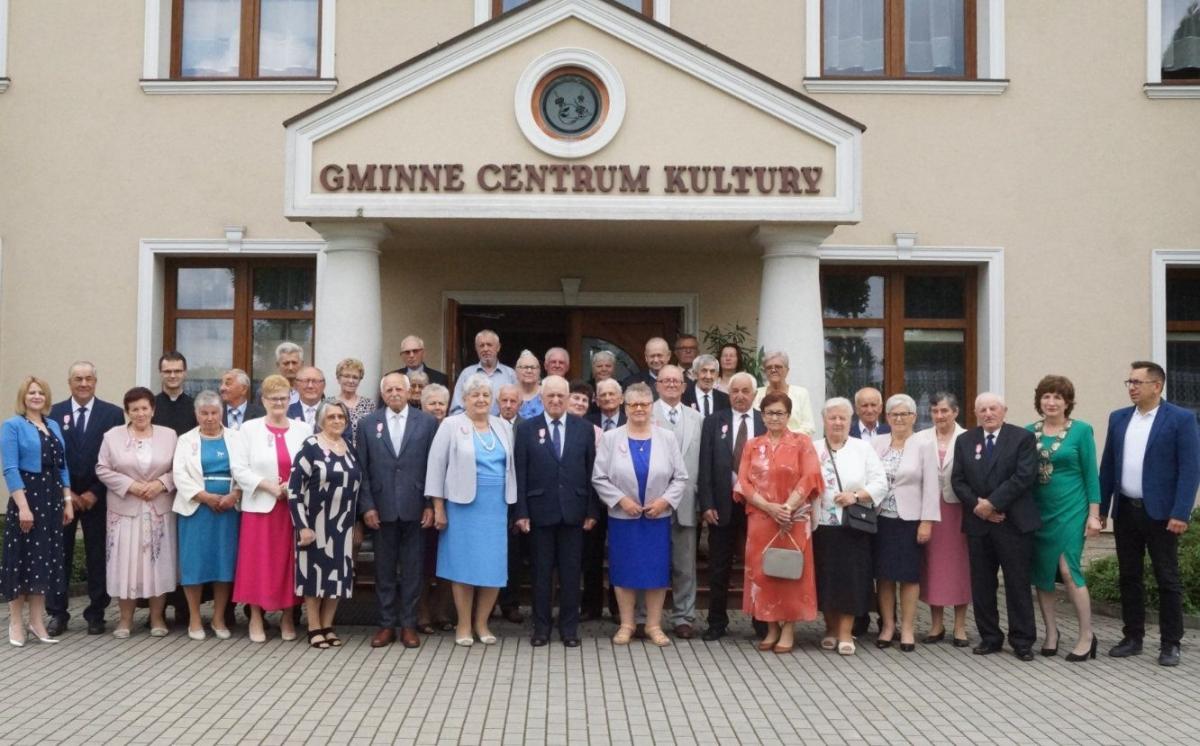 Pamiątkowa fotografia małżeństw z terenu gminy Wiązownica, które w tym roku obchodzą złote gody.<br/>fot.UG Wiązownica