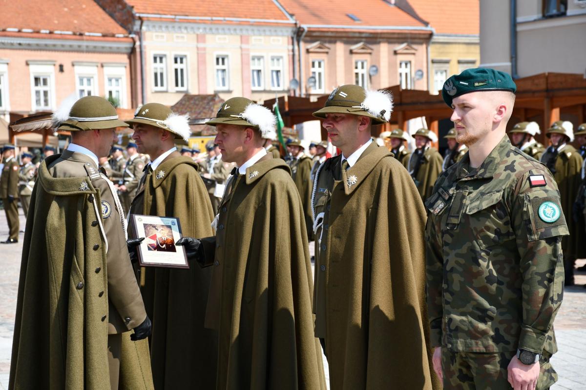 Doniosłym punktem uroczystości było wręczenie odznaczeń, wyróżnień i nagród przez dowódcę 14 Dywizjonu Artylerii Samobieżnej ppłka Wojciecha Drapałę.<br/>fot.MD 