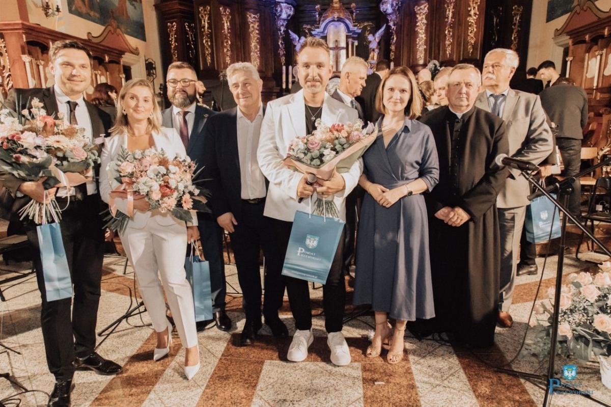 Udział w wydarzeniu trójki solistów – Mateusza Ziółki, Karoliny Leszko i Marcina Jajkiewicza, a także trio jazzowego Perła Band, Orkiestry Filharmonii Lwowskiej i chórku dziecięcego z Sieniawy stworzyły wyjątkową całość.<br/>fot.Starostwo Powiatowe w Przeworsku