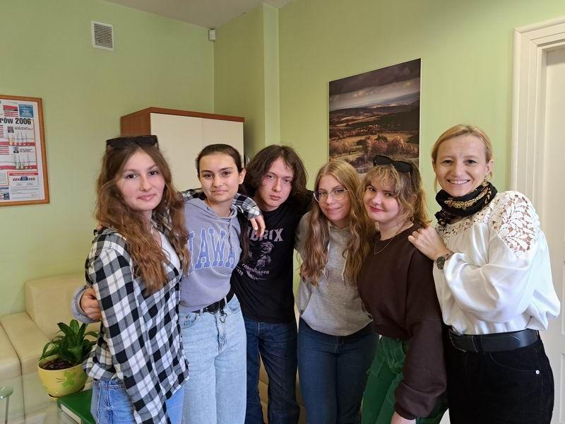 Skromna reprezentacja grupy „Uninvited” z I LO w Przemyślu. Od lewej: Zosia Slisz, Emilia Dryjańska, Dawid Paluszek, Martyna Fednar i Ewa Pawłowska oraz mentorka grupy anglistka Tamara Ryzner.

<br/>fot.U.Gielo
