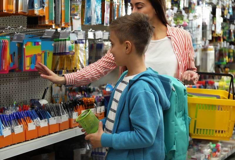 Rodzice – bez względu na dochody – już mogą aplikować o  300 zł na zakup: podręczników, zeszytów i wyposażenia niezbędnego do nauki.<br/>fot.ze zbiorów własnych