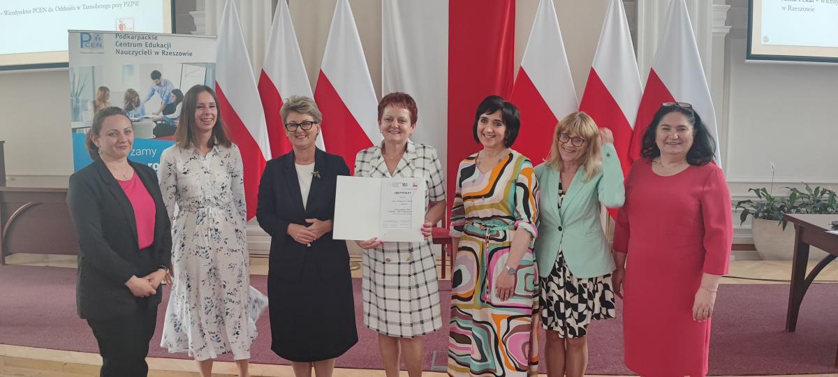 Przyznany Wojewódzki Certyfikat Szkoły Promującej Zdrowie zobowiązuje. Jak zapewniła dyrektor SP w Olszanach B. Nawojska-Synus (trzecia od lewej), w kolejnym roku praca nad zdrowymi nawykami wśród uczniów będzie kontynuowana.<br/>fot.ze zbiorów własnych