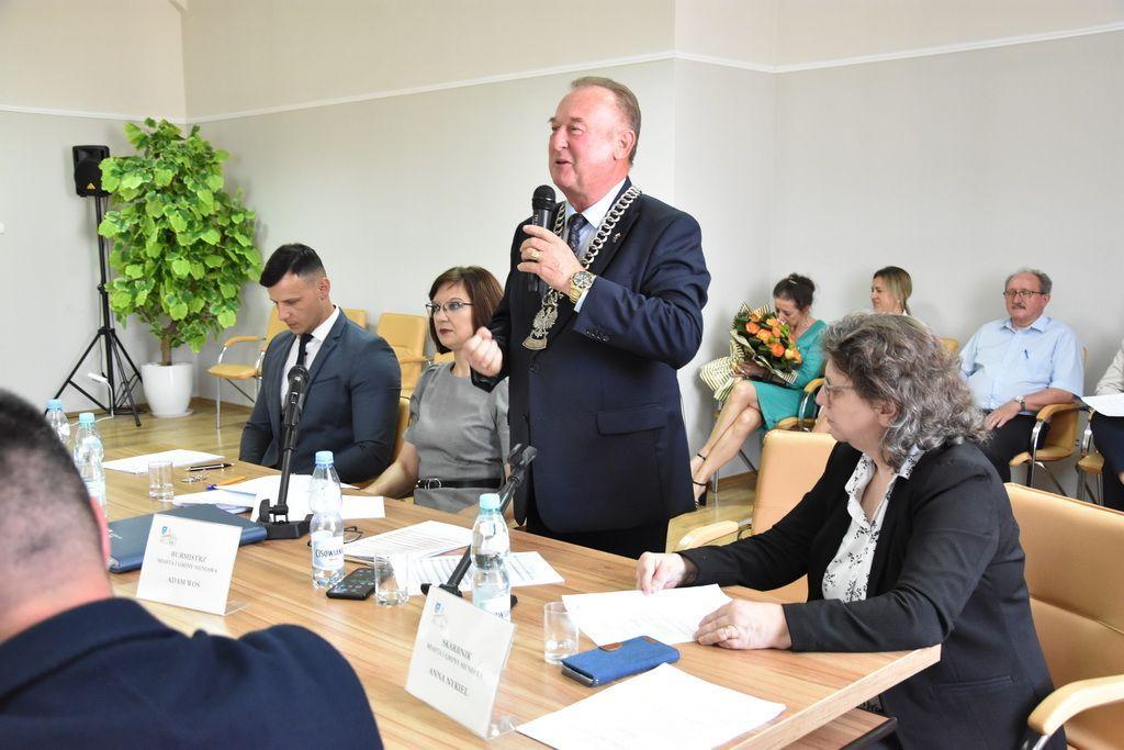 Burmistrz A. Woś podziękował radnemu powiatowemu Jerzemu Mazurowi, który – co podkreślił – wspiera gminę na szczeblu powiatu. – Trochę dziwi postawa nieco innych radnych powiatu z naszej gminy – dorzucił kąśliwą uwagę.


<br/>fot.UMiG Sieniawa