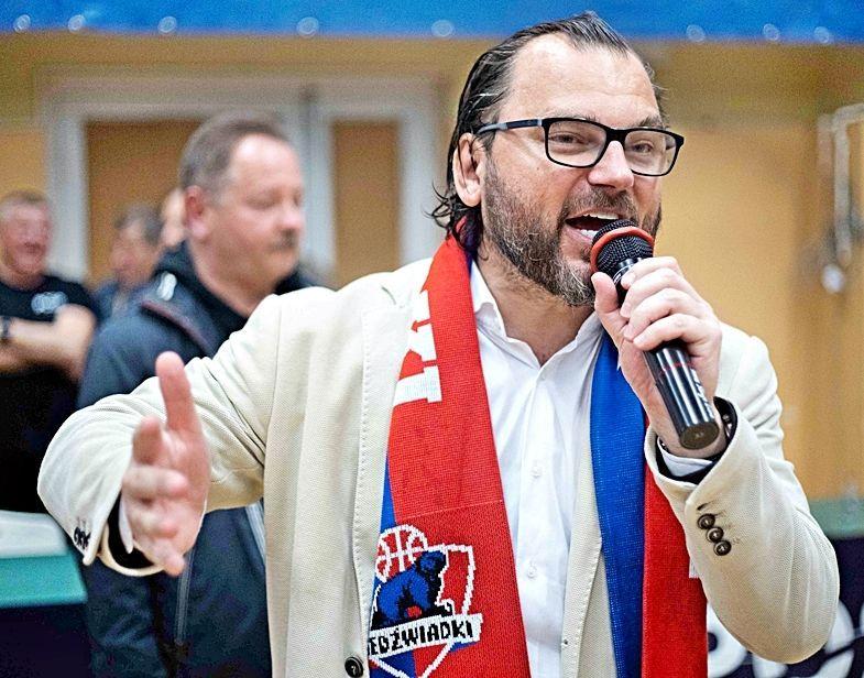 Artur Lewandowski tuż po awansie Niedźwiadków Chemart Przemyśl do I ligi. – W Przemyślu mamy dużo ważniejsze zadania. Pracujemy nad budową klubu, który ma być wizytówką basketu w Polsce, a może nawet w Europie! – zapewnia.<br/>fot.Grzegorz Gajdzik