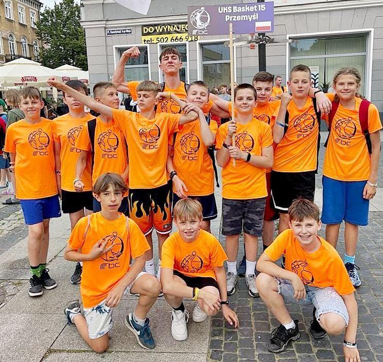 Zespół UKS Basket 15 Przemyśl znakomicie się zaprezentował podczas prestiżowego turnieju w Radomiu.<br/>fot.ze zbiorów własnych