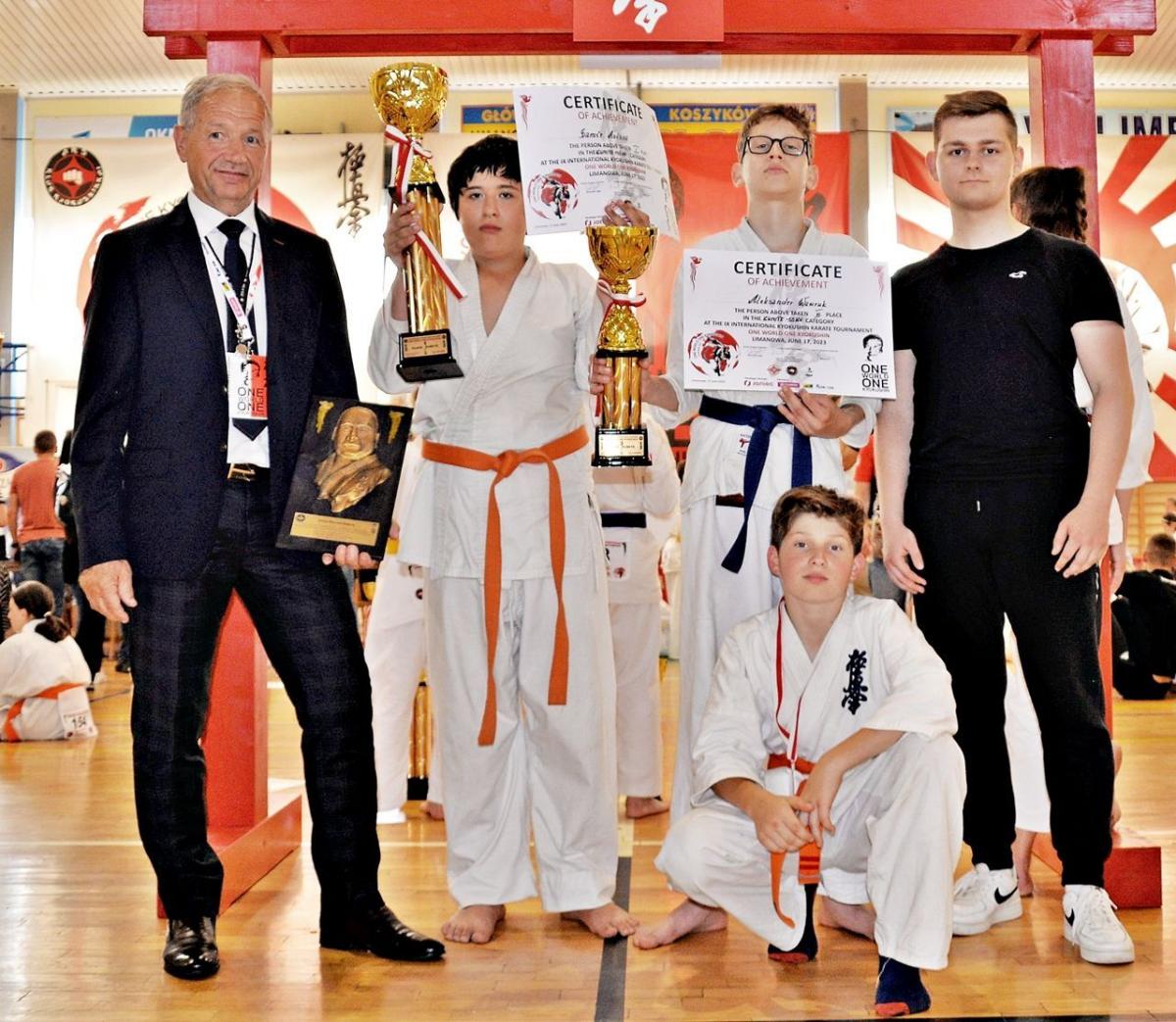 Ekipa Przemyskiego Klubu Karate Kyokushin tuż po zawodach w Limanowej. Pierwszy z lewej sensei Ryszard Makara.<br/>fot.ze zbiorów własnych