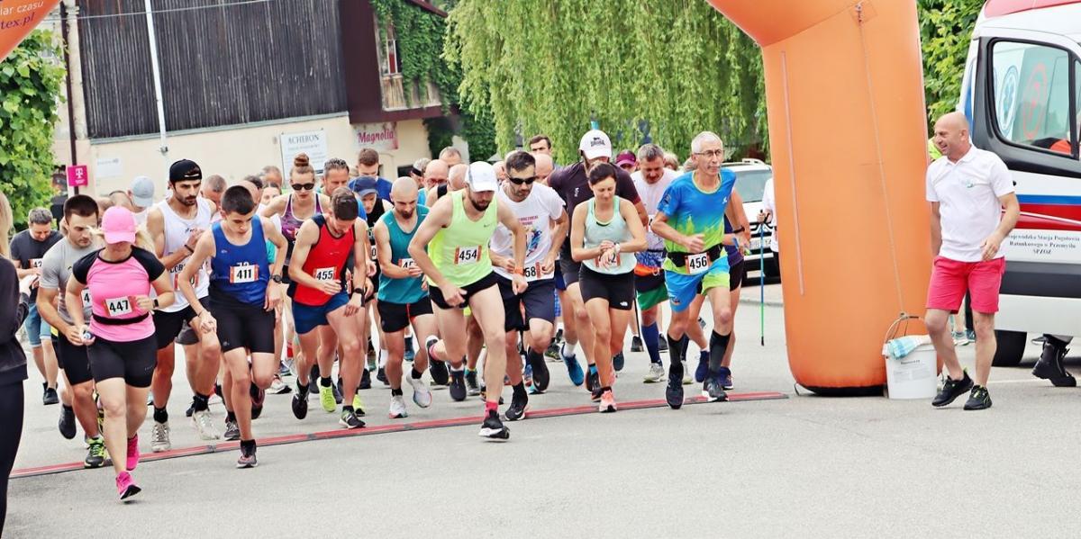 Na pięknym birczańskim rynku rywalizowali i starsi, i młodsi.<br/>fot.ze zbiorów własnych