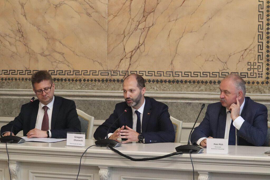– Wspieramy lokalne społeczności. Cieszy nas zwłaszcza możliwość współpracy ze środowiskami akademickimi. To ważne, by młodzi ludzie mogli rozwijać swoje kompetencje, nabywać nowe umiejętności i przede wszystkim rozpocząć karierę zawodową w swoich małych ojczyznach – powiedział prezes zarządu Alior 