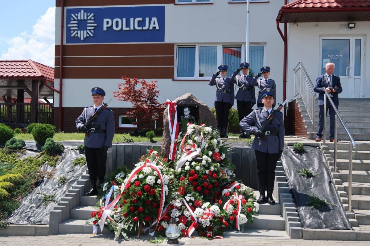 Tablica poświęcona gen. Markowi Papale na pruchnickim Rynku. Odsłonili ją wspólnie: żona generała Małgorzata Papała, nadinsp. Paweł Dobrodziej oraz burmistrz miasta i gminy Pruchnik Wacław Szkoła.<br/>fot.UG Pruchnik