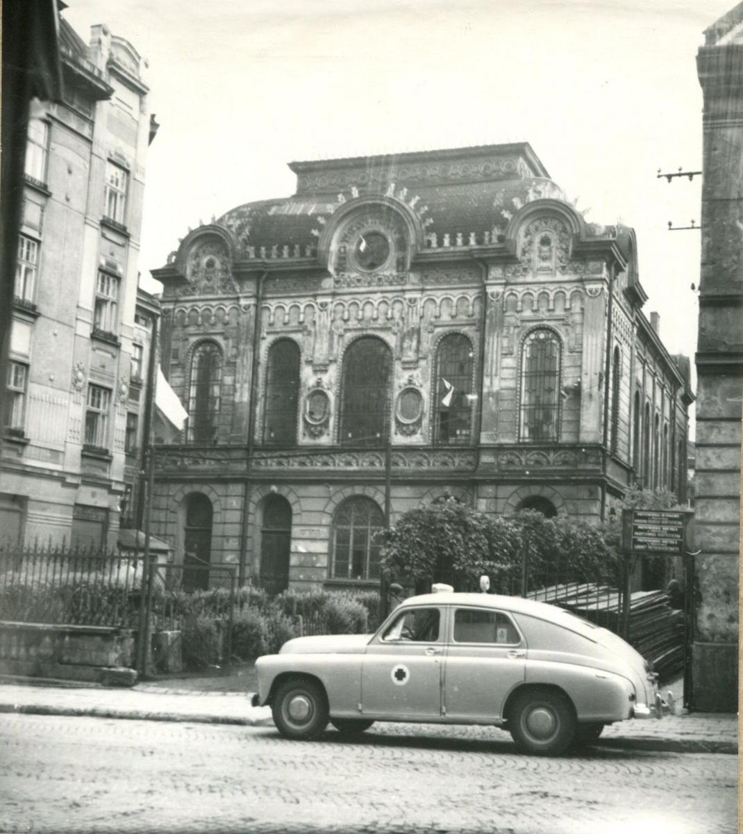 Urząd konserwatorski najbardziej interesują zdjęcia z wnętrza obiektu, bo z zewnątrz wygląd synagogi jest znany. Niedawno swoimi archiwaliami podzielił się z nim jeden z przemyślan, pan Marek Szewczyk. Zamieszczamy je w galerii poniżej.<br/>fot.PWUOZ Przemyśl