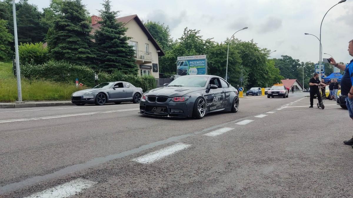 Widowiskowy drift na ulicach miasta od początku budzi skrajne emocje. Fani tego typu rozrywki mają wreszcie swoje święto, jednak są też mieszkańcy, dla których tego typu atrakcje, organizowane w środku miasta, to nie najlepszy pomysł, generujący niepotrzbne koszty.





<br/>fot.UM Przemyśl  