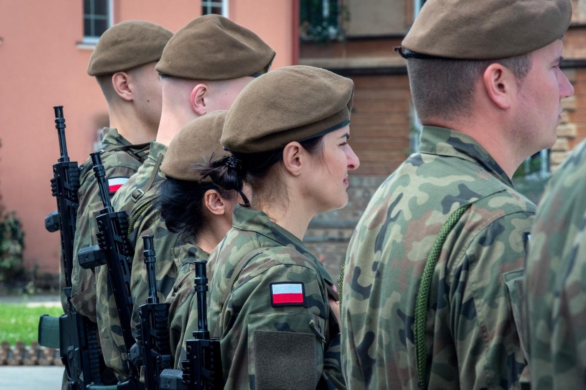 Szesnastodniowe szkolenie podstawowe jest dla 47 nowo powołanych terytorialsów szansą na rozpoczęcie kariery w wojsku. 

<br/>fot.20 PBOT