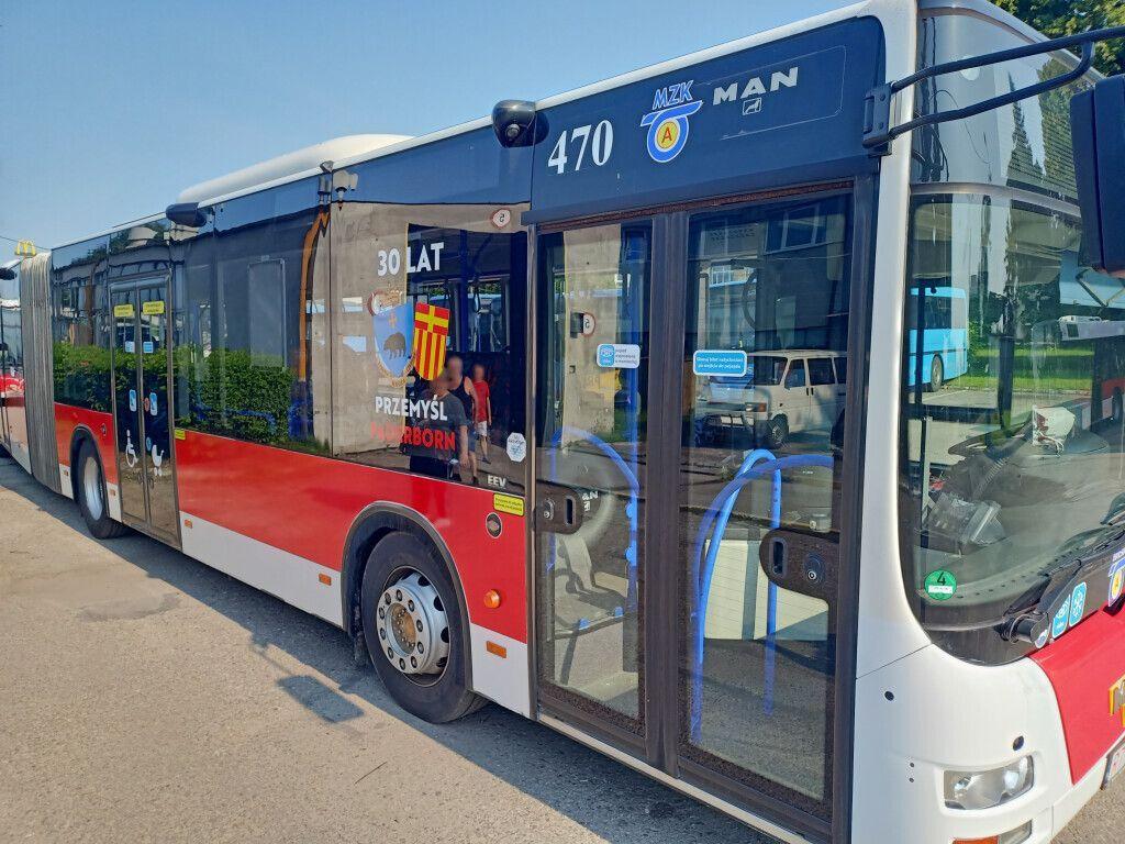 MZK przypomina o możliwości korzystania z aplikacji mobilnej „myBus online”, która pozwala nie tylko na sprawdzenie rozkładu jazdy, zapoznanie się z wykazem linii czy mapą przystanków, ale również na zaplanowanie podróży z uwzględnieniem przesiadek. Mogą ją pobrać zarówno użytkownicy systemu Android