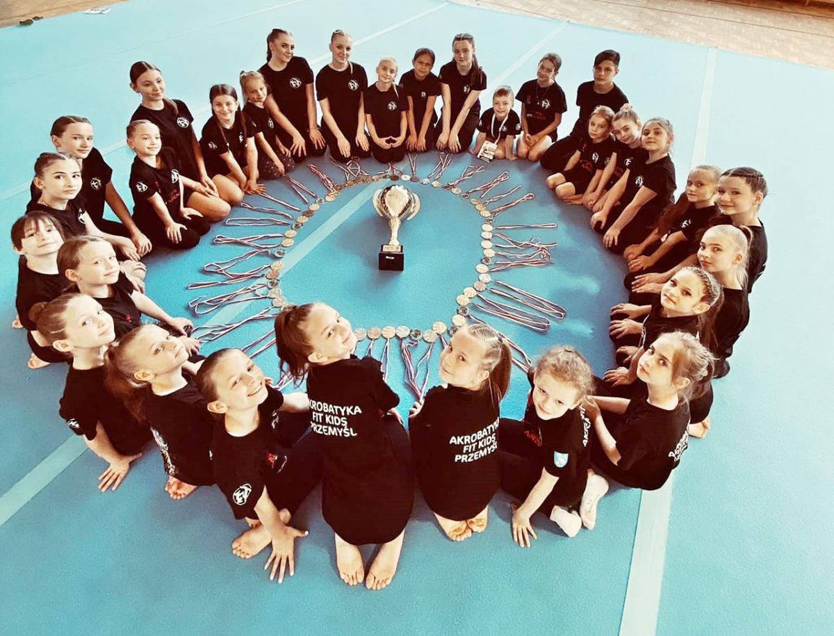 Ekipa Akrobatyki Fit Kids Przemyśl przywiozła do domu ponad 40 medali!<br/>fot.ze zbiorów własnych