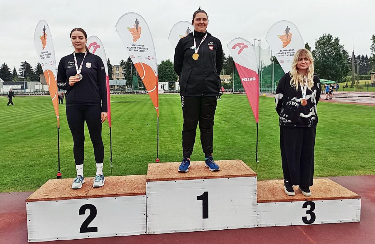 Anna Kicińska (w środku) bezapelacyjnie sięgnęła po dwa złote medale Mistrzostw Podkarpacia Juniorów Starszych.<br/>fot.ze zbiorów własnych