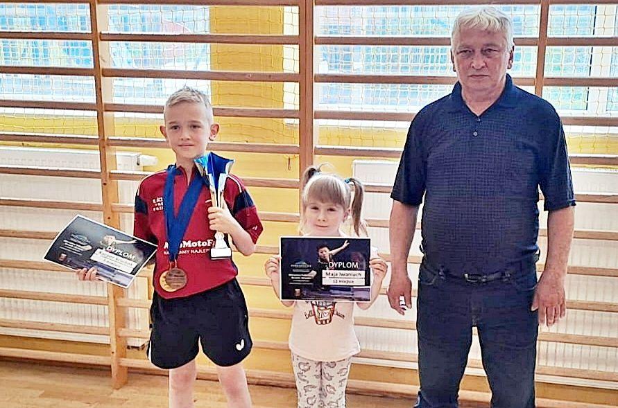 Od lewej: Kacper Ściubak, Maja Iwaniuch i trener przemyskiego Nurtu Zdzisław Bodnar.<br/>fot.ze zbiorów własnych