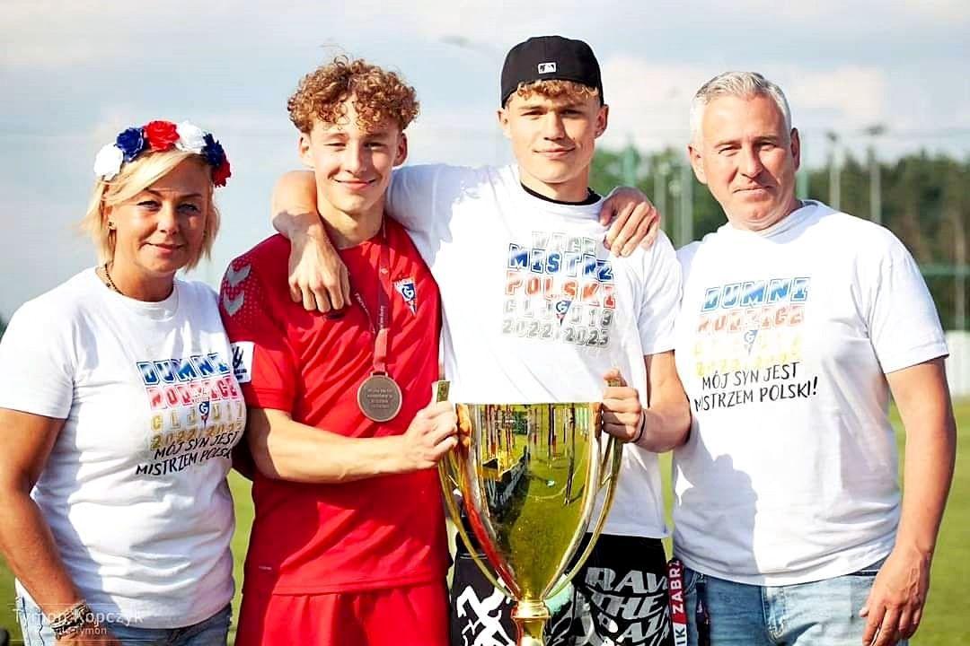 Jakub Barczak (drugi z lewej) i Norbert Barczak (drugi z prawej) z dumnymi rodzicami Beatą i Bartłomiejem Barczakami.<br/>fot.ze zbiorów własnych