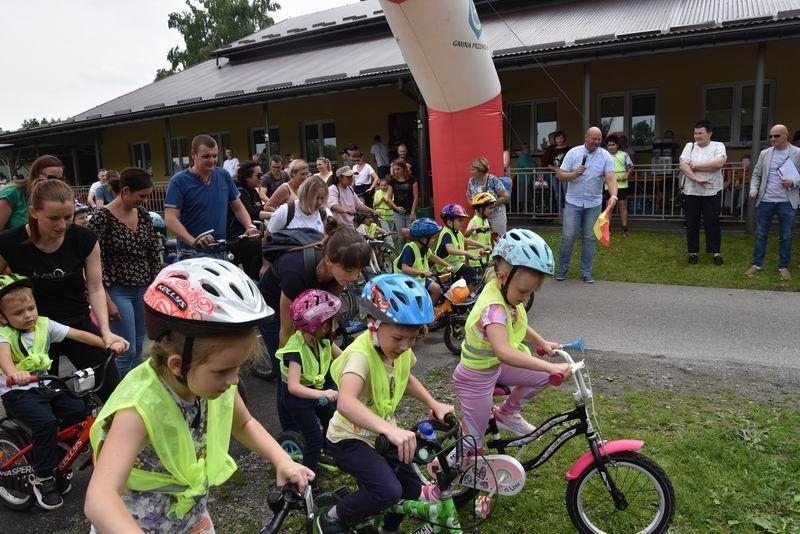 Mali cykliści pedałowali, ile sił w nogach.<br/>fot.UG Przeworsk