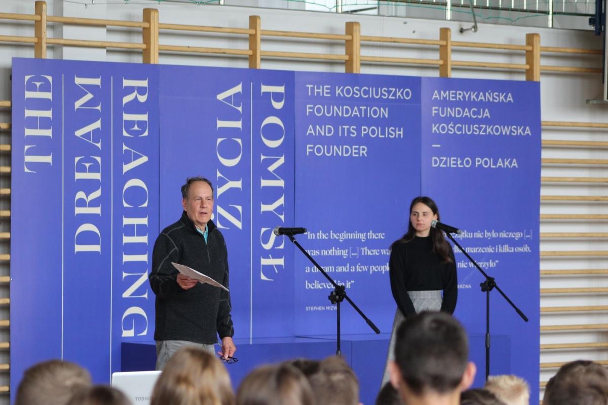 W wernisażu wystawy poświęconej inicjatorowi powstania Fundacji Kościuszkowskiej Stefanowi Mierzwie, zatytułowanej „Pomysł życia. Amerykańska Fundacja Kościuszkowska – dzieło Polaka”, wziął udział jego wnuk Stephen Reynolds.<br/>fot.UG Lubaczów