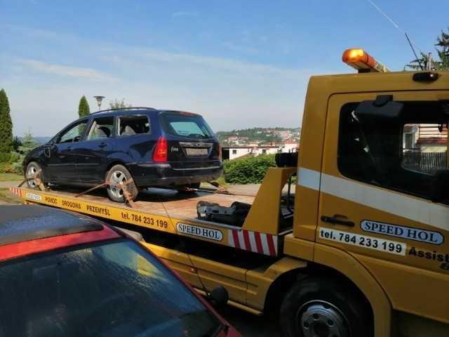 W środę, 21 czerwca, szpecący od przeszło 2 lat miejski pejzaż wrak wreszcie udało się odholować.

<br/>fot.ze zbiorów własnych