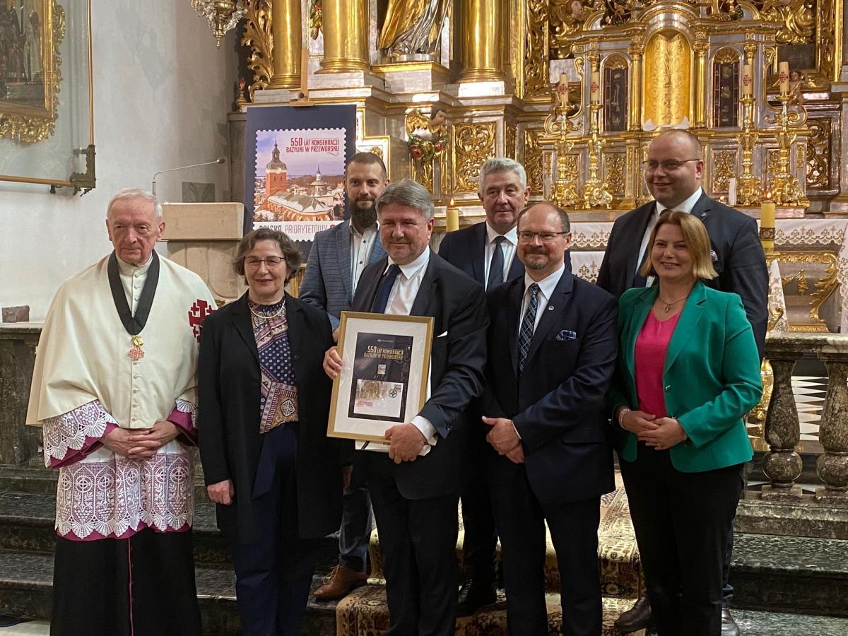 Uroczysta prezentacja znaczka w murach świątyni.<br/>fot.ze zbiorów własnych