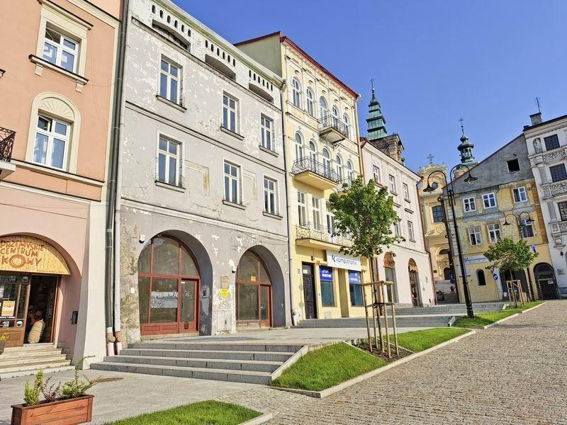 Szara, niewyremontowana i nieużytkowana kamienica w Rynku ma szansę zyskac nowe życie. Jej losy zależą od decyzji Rady Miejskiej w Przemyślu i Sejmiku Województwa Podkarpackiego.

<br/>fot.Urszula Gielo