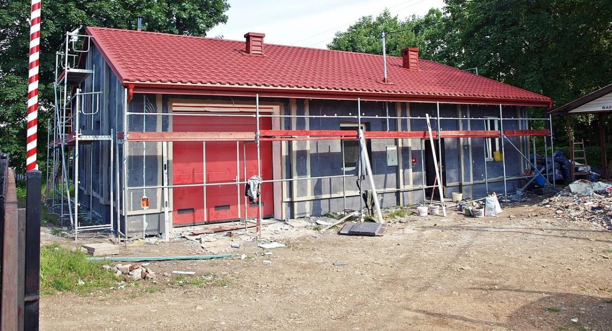 Strażacy-ochotnicy z OSP w Żurawicy nie mieli do tej pory remizy w prawdziwego zdarzenia. Ale to się zmieni. Już wczesną jesienią wprowadzą się do remontowanego budynku tuż przy „słynnym” żurawickim skrzyżowaniu.<br/>fot.Mariusz Godos