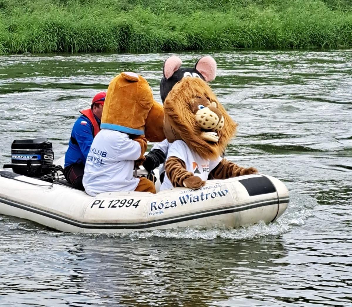Wielkim powodzeniem cieszyły się rejsy po Sanie pontonem RIB. Ta atrakcja – jak co roku – była bardzo oblegana zarówno przez dzieci, jak i rodziców. Popłynęły nawet przemiłe pluszaki Kamila Stachury!<br/>fot.ze zbiorów własnych