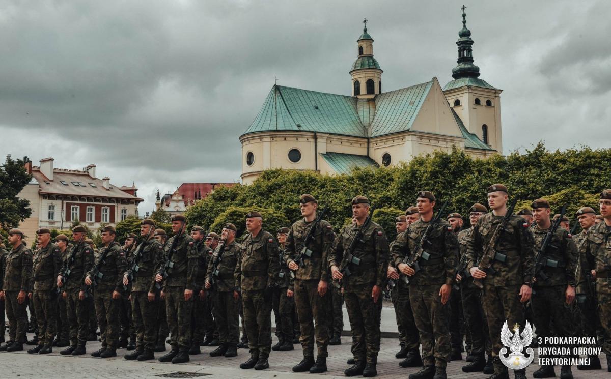 Przysięga na placu przed Podkarpackim Urzędem Wojewódzkim w Rzeszowie była czwartą w tym roku i czterdziestą w historii 3 Podkarpackiej Brygady Obrony Terytorialnej w Rzeszowie.<br/>fot.3 PBOT