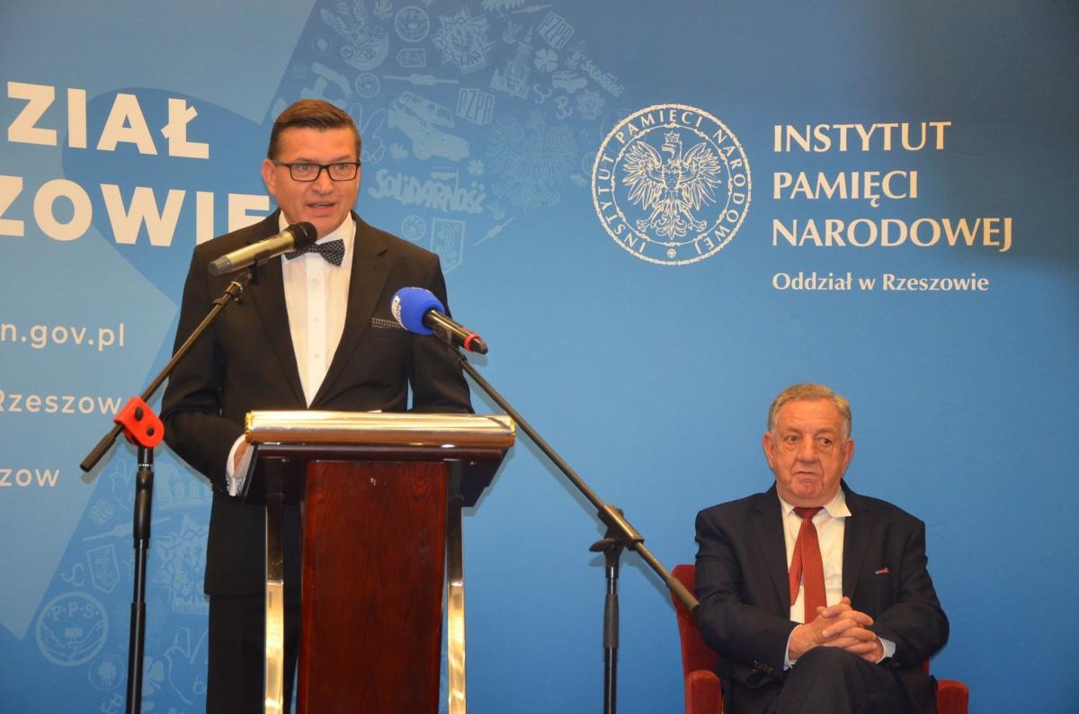 Gospodarzem tego niecodziennego spotkania był przemyślanin, dyrektor rzeszowskiego oddziału Instytutu Pamięci Narodowej dr hab. Dariusz Iwaneczko (z lewej). Z prawej prof. Jan Draus, twórca i rektor Państwowej Wyższej Szkoły Wschodnioeuropejskiej w Przemyślu.<br/>fot.ze zbiorów IPN oddział Rzeszów