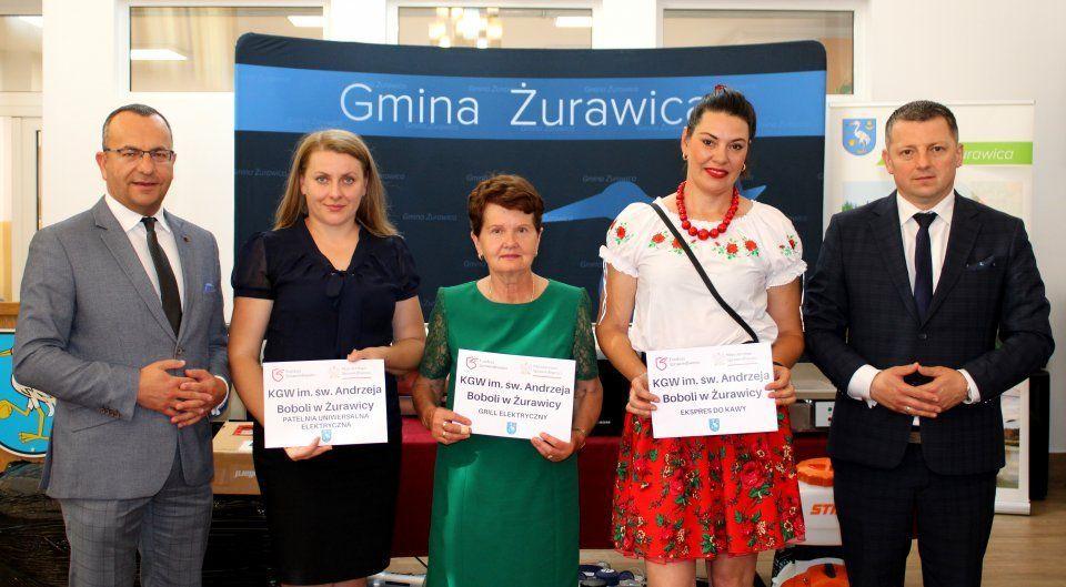 Panie z Koła Gospodyń Wiejskich im. św. Andrzeja Boboli z Żurawicy w towarzystwie wójta gminy Tomasza Szeleszczuka (z lewej) i przewodniczącego Rady Gminy Żurawica Macieja Gałuszki.<br/>fot.UG Żurawica