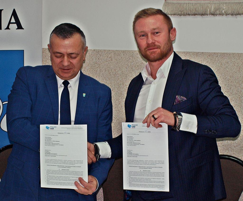 Firma „Texom” z Krakowa stworzyła już basen w Lubaczowie, stworzy także w Birczy i Fredropolu. 27 stycznia br., w Urzędzie Gminy we Fredropolu wójt Mariusz Śnieżek (z lewej) i prezes spółki Texom z Krakowa Krystian Woś parafowali umowę na budowę kompleksu. Czas na Przemyśl...<br/>fot.Mariusz Godos