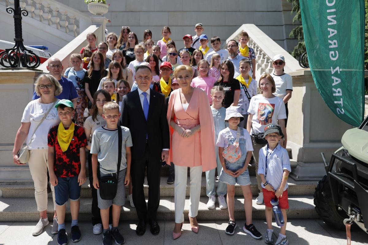 Uczniowie z Gorzyc nie kryli emocji podczas spotkania z prezydencką parą. Jak stwierdzili po powrocie, była to dla nich wspaniała przygoda.

<br/>fot.UG Tryńcza
