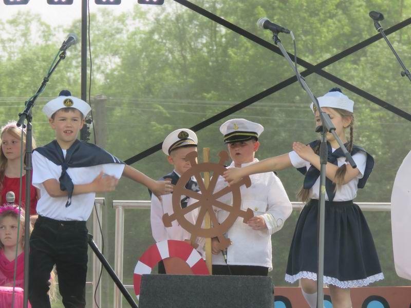 Przez scenę przewinęli się: marynarze, piraci i syreny.<br/>fot.materiały organizatora
