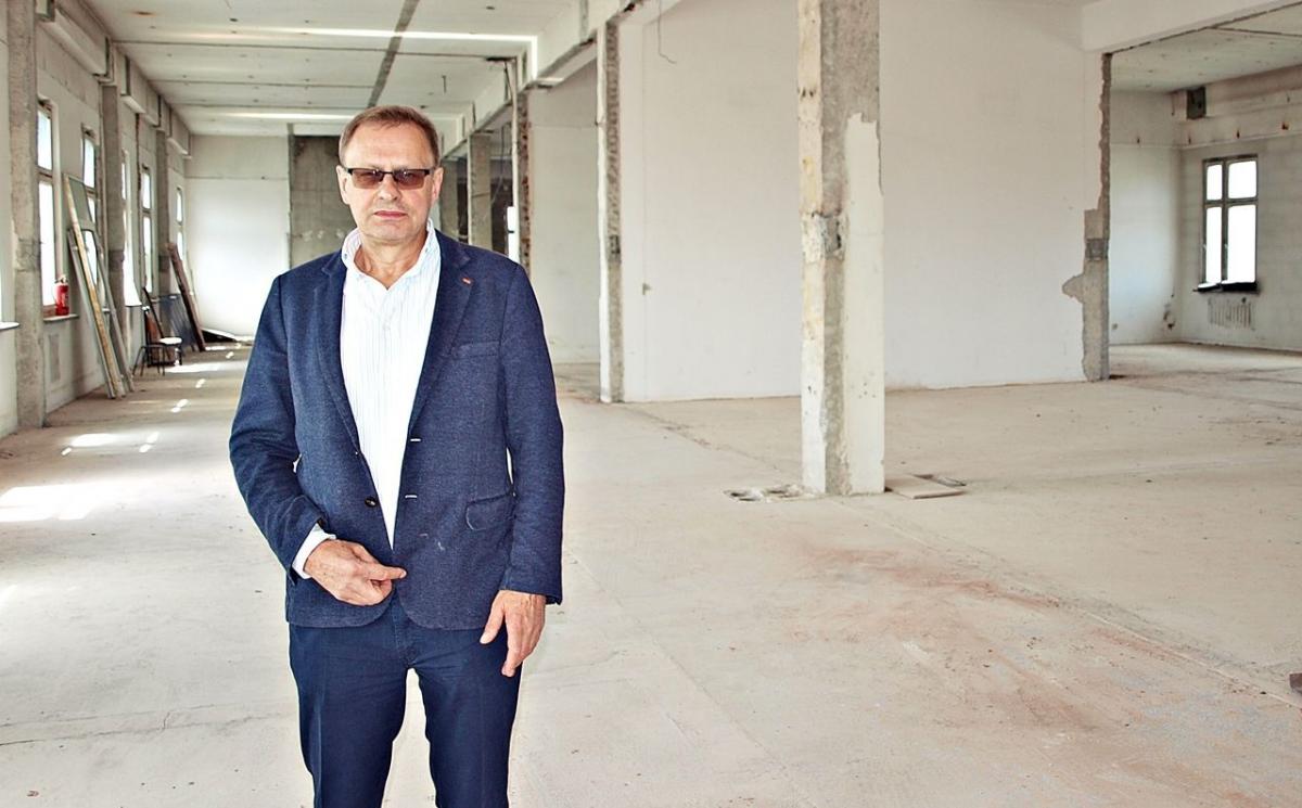 – Chciałbym z tych ogromnych przestrzeni, które są na czterech poziomach, stworzyć obiekt komercyjny – zdradził znany przemyski pulmonolog i pediatra Włodzimierz Bodnar.<br/>fot.Mariusz Godos