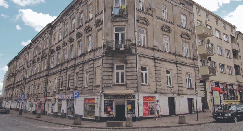 Kamienice przy placu Legionów 3, 5, 5a, 6. Plomba w miejscu Hotelu „Grand”.
