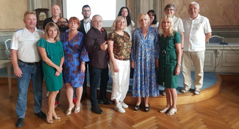 „To przede wszystkim możliwość bezpośredniego decydowania przez przemyślan o tym, jakie inwestycje i wydarzenia pojawią się w naszym mieście, a dla samorządu najlepsza informacja, jakich rozwiązań mieszkańcy oczekują” – przekazuje przemyski magistrat. Na zdjęciu uczestnicy spotkania konsultacyjnego 