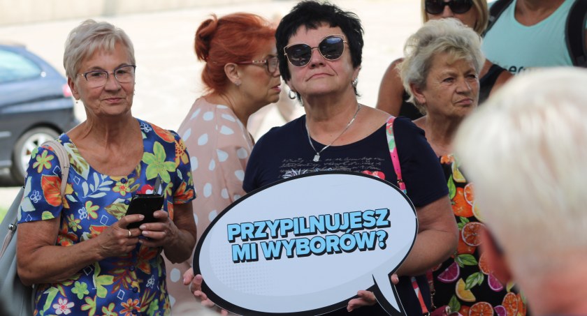 Na przemyskim Rynku zebrało się grono osób, którym bliska jest polityka Platformy Obywatelskiej zarówno w perspektywie ogólnopolskiej, jak i lokalnej.